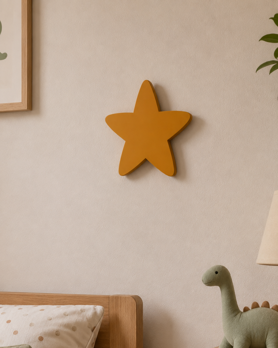 Estrella de madera para pared color mostaza en habitación infantil