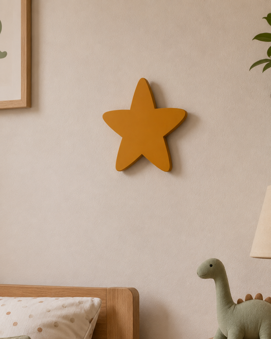 Estrella de madera para pared color mostaza en habitación infantil