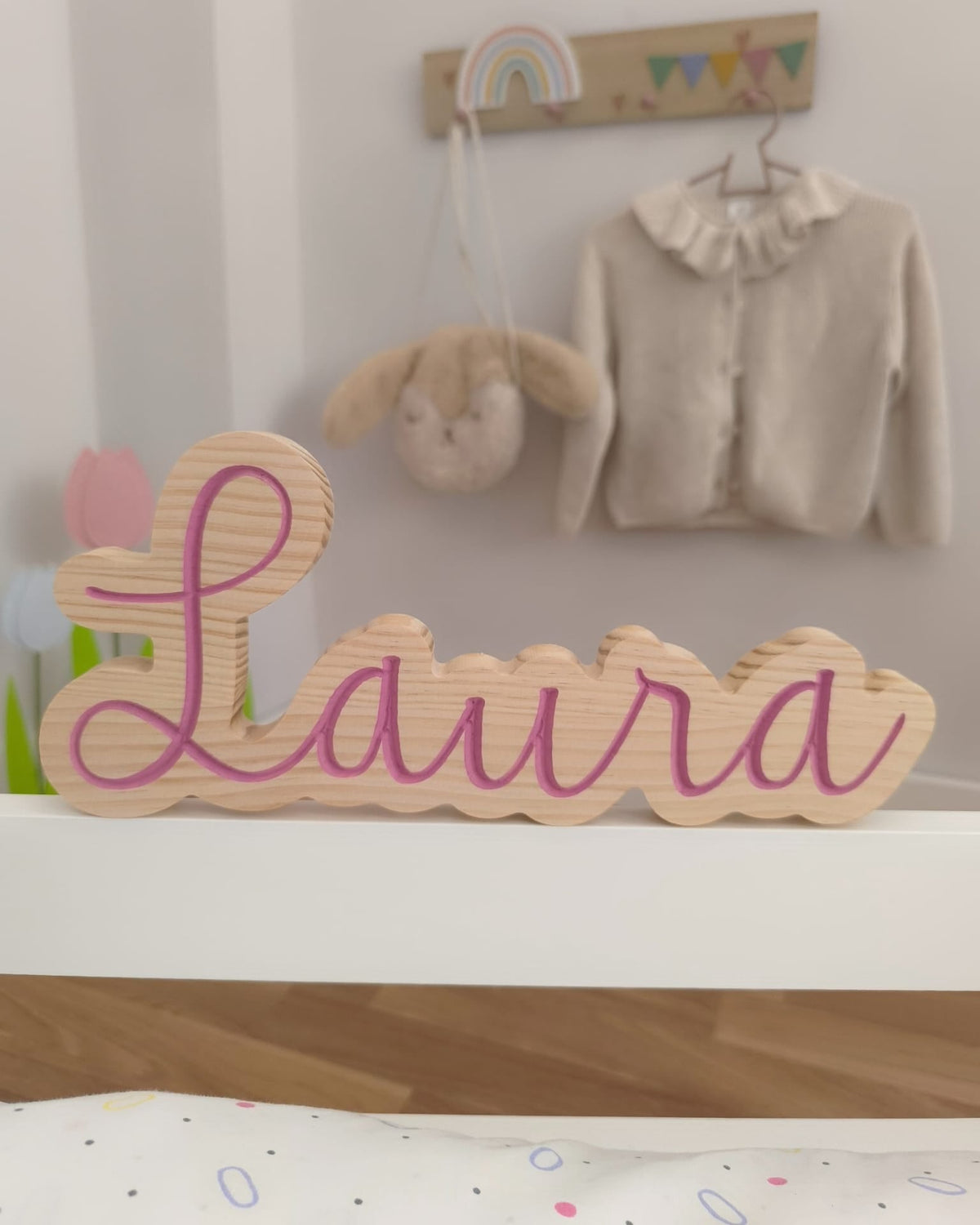 Nombre de madera de sobremesa personalizado Laura en letra cursiva, madera de pino con relleno rosa